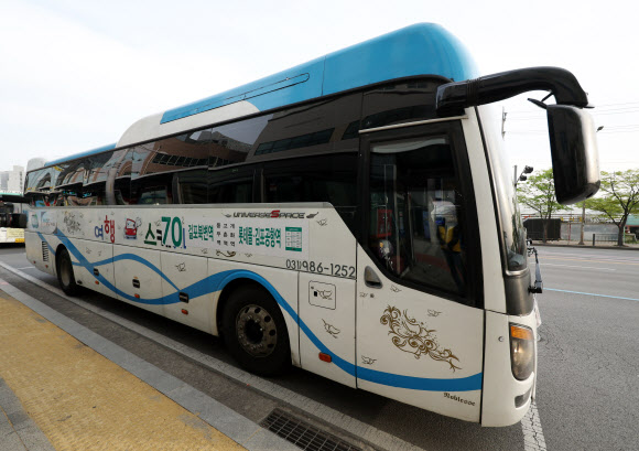 24일 오전 경기도 김포시 풍무동 김포도시철도(김포골드라인) 풍무역 정거장에 김포공항역행 전세버스가 정차하고 있다. 이 버스는 이날 김포골드라인 혼잡 완화를 위해 운영 중인 70번 시내버스 노선에 투입됐다. 2023.4.24 연합뉴스