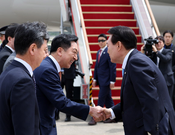 미국을 국빈 방문하는 윤석열 대통령이 24일 성남 서울공항에서 공군 1호기 탑승에 앞서 국민의힘 김기현 대표 등 환송객들과 인사하고 있다. 윤 대통령은 조 바이든 미국 대통령 초청으로 이날부터 5박 7일 일정으로 미국을 국빈 방문한다. 국빈 방미는 2011년 이명박 당시 대통령 이후 12년 만이다. 2023.4.24 연합뉴스