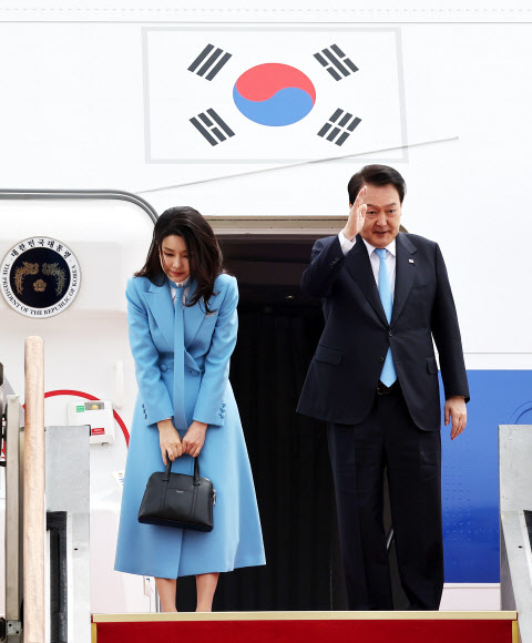 미국을 국빈 방문하는 윤석열 대통령과 김건희 여사가 24일 성남 서울공항에서 공군 1호기에 탑승, 환송객들에게 인사하고 있다.  윤 대통령은 조 바이든 미국 대통령 초청으로 이날부터 5박 7일 일정으로 미국을 국빈 방문한다. 국빈 방미는 2011년 이명박 당시 대통령 이후 12년 만이다. 2023.4.24 연합뉴스