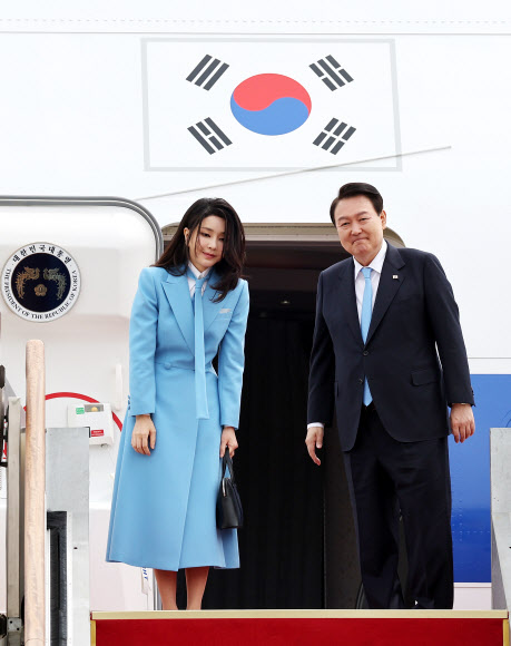 미국을 국빈 방문하는 윤석열 대통령과 김건희 여사가 24일 성남 서울공항에서 공군 1호기에 탑승, 환송객들에게 인사하고 있다.  윤 대통령은 조 바이든 미국 대통령 초청으로 이날부터 5박 7일 일정으로 미국을 국빈 방문한다. 국빈 방미는 2011년 이명박 당시 대통령 이후 12년 만이다. 2023.4.24 연합뉴스