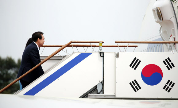 미국을 국빈 방문하는 윤석열 대통령과 김건희 여사가 24일 성남 서울공항에서 공군 1호기에 탑승하고 있다.  윤 대통령은 조 바이든 미국 대통령 초청으로 이날부터 5박 7일 일정으로 미국을 국빈 방문한다. 국빈 방미는 2011년 이명박 당시 대통령 이후 12년 만이다. 2023.4.24 연합뉴스