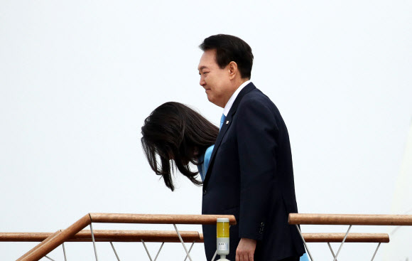 미국을 국빈 방문하는 윤석열 대통령과 김건희 여사가 24일 성남 서울공항에서 공군 1호기에 탑승, 환송객들에게 인사하고 있다.  윤 대통령은 조 바이든 미국 대통령 초청으로 이날부터 5박 7일 일정으로 미국을 국빈 방문한다. 국빈 방미는 2011년 이명박 당시 대통령 이후 12년 만이다. 2023.4.24 연합뉴스