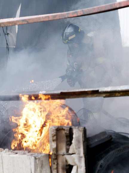 24일 오후 경기도 김포시 통진읍 옹정리 산업용 송풍기 제조공장 화재 현장에서 소방대원이 진화작업을 하고 있다. 2023.4.24 연합뉴스