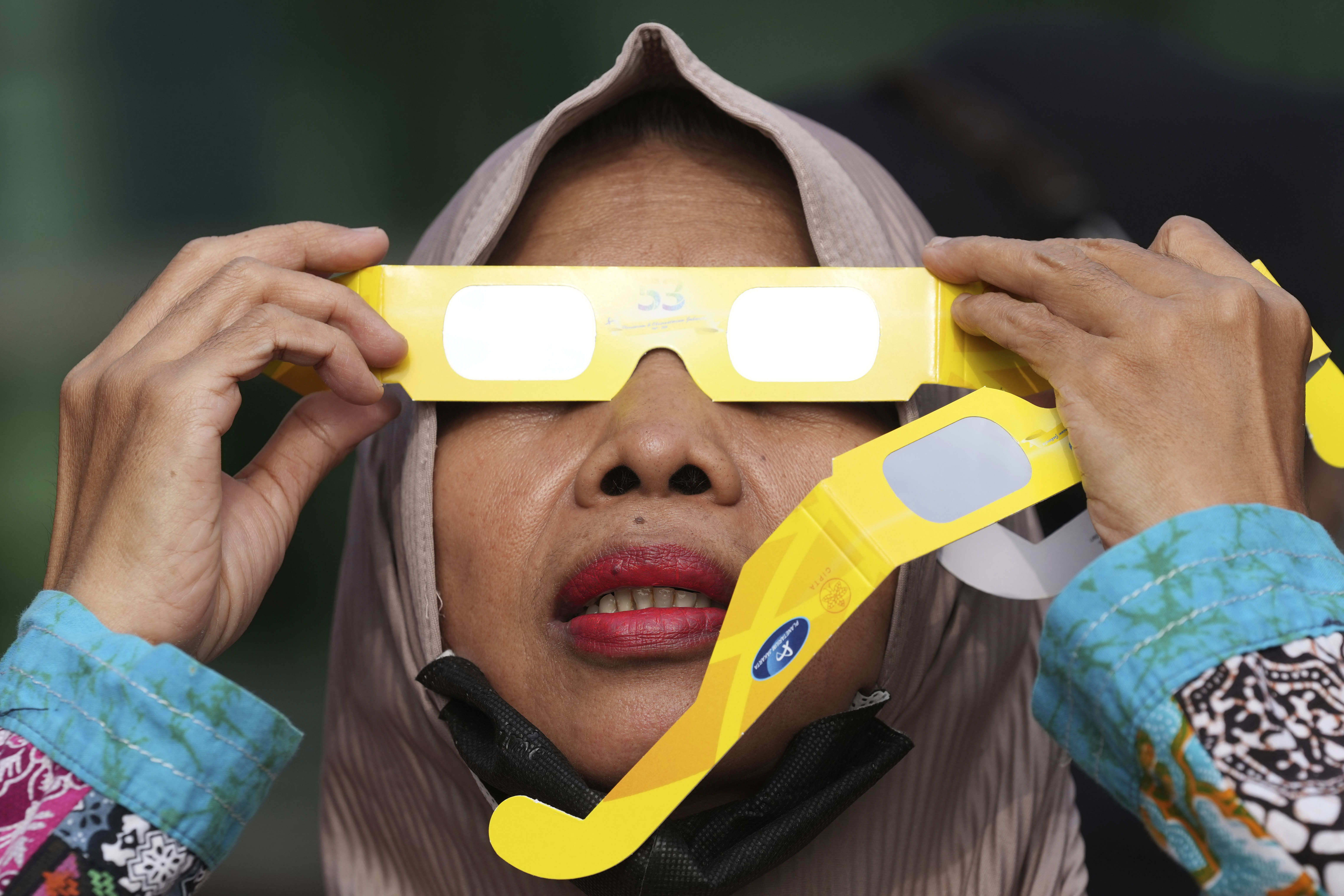 하이브리드 일식 관측하는 인도네시아 여성