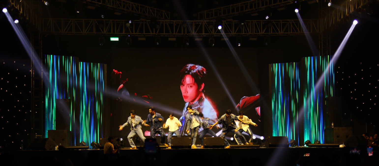 방글라데시 한국주간 행사에서 선보인 K팝 공연