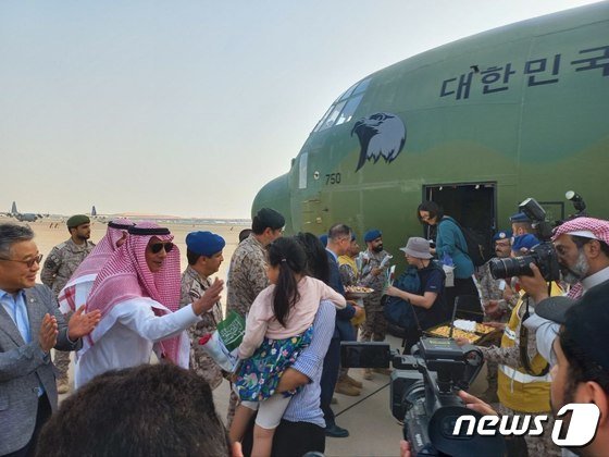 수단에 고립됐던 우리 교민들이 24일(현지시간) 공군 C130J 수송기편으로 사우디아라비아 제다공항에 도착하고 있다. 대통령실 제공