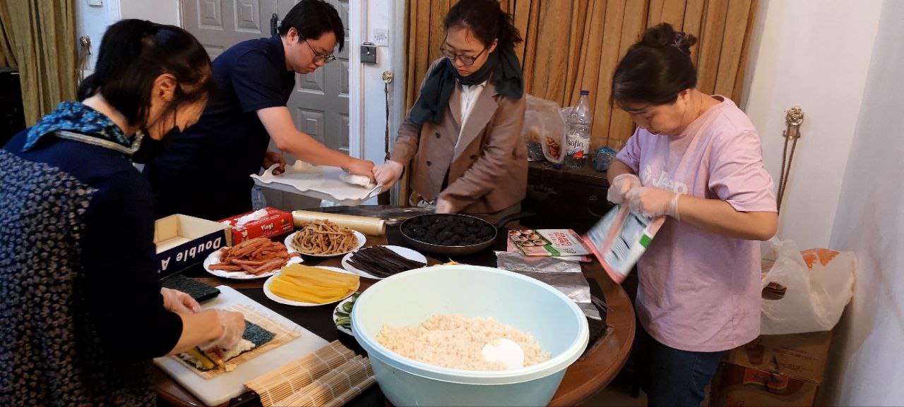 주수단 한국대사관에 피신해 있던 우리 교민, 대사관 관계자들이 비상 탈출 식량인 김밥을 준비하는 모습. 외교부 제공