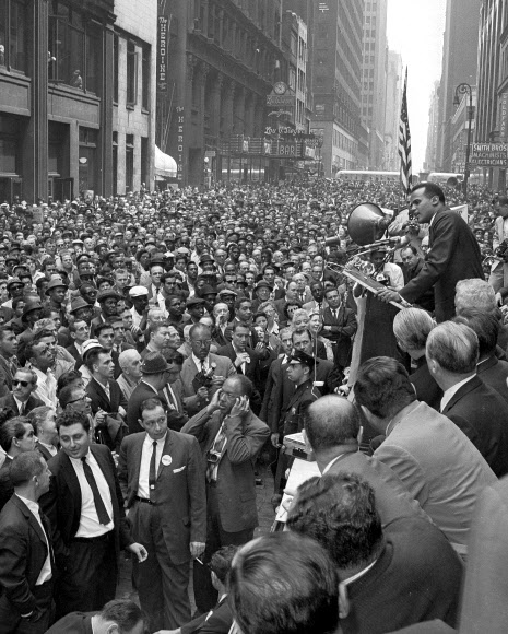 해리 벨라폰테가 1960년 5월 17일(현지시간) 미국 뉴욕에서 열린 평등권 집회 도중 연설하고 있다. AP 자료사진 연합뉴스