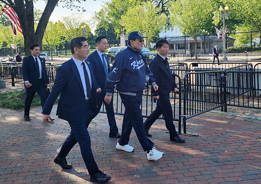 尹, 야구대표팀 점퍼 입고 백악관 인근 산책
