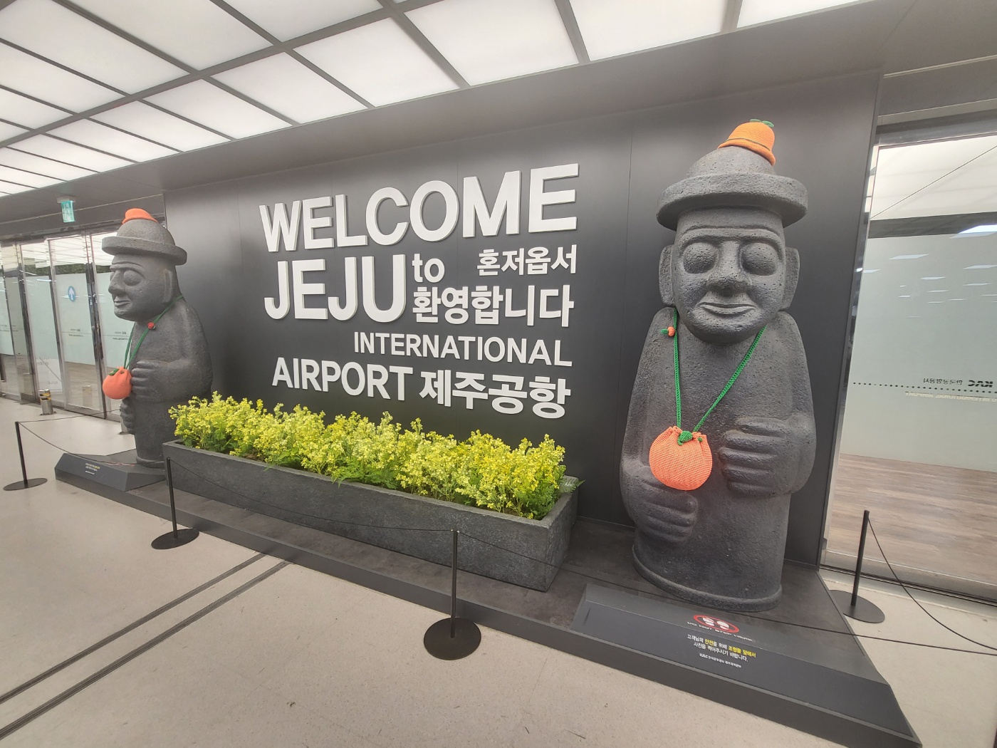 제주를 찾는 관광객들을 맞이하는 제주공항 1층 도착장 입구에 세워진 ‘웰컴 제주(환영합니다)’돌하르방의 모습. 제주 강동삼 기자