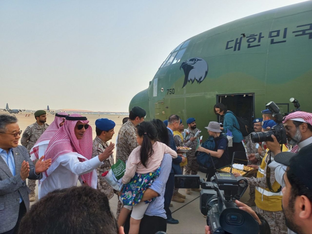 무력 충돌이 발생한 수단에 체류 중이던 교민들이 24일(현지시간) 공군 C-130J 수송기편으로 사우디아라비아 제다공항에 도착했다. 대통령실 제공