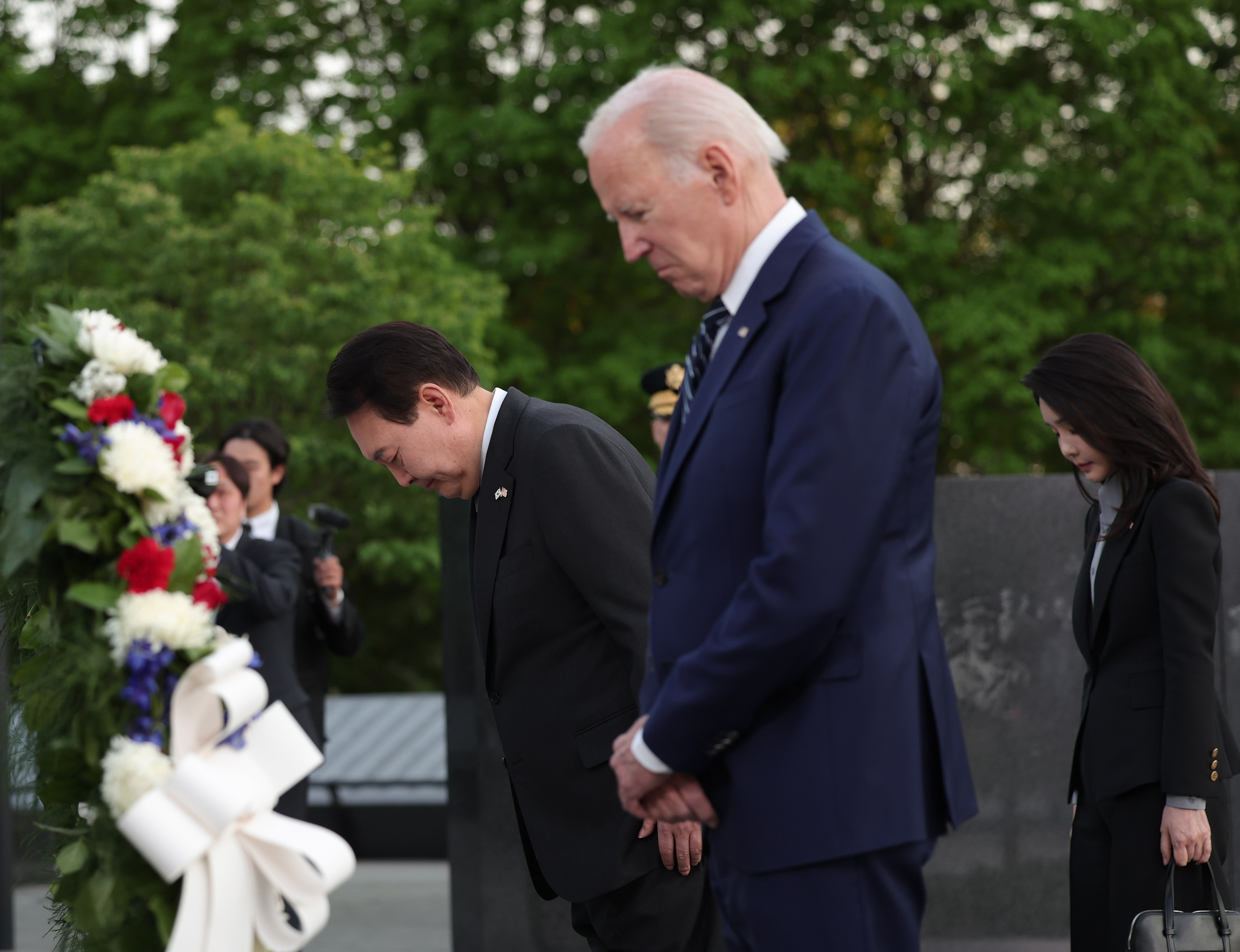 한국전 참전용사 기념공원 참배하는 한미 정상