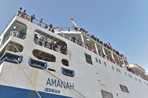 수단에서 탈출한 1687명을 태운 배가 26일 사우디아라비아 제다에 도착했다. 제다 AFP 연합뉴스