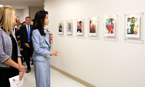 미국을 국빈 방문한 윤석열 대통령의 부인 김건희 여사가 25일(현지시간) 워싱턴DC 국립어린이 병원에서 열린 현대자동차의 ‘호프 온 휠스’ 특별후원 기념행사에 참석해 영부인홀을 관람하고 있다. 영부인홀은 역대 미국 영부인들이 크리스마스 때마다 방문하는 곳이다. 2023.4.26. 공동취재