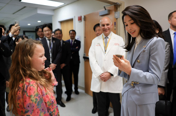 미국을 국빈 방문한 윤석열 대통령의 부인 김건희 여사가 25일(현지시간) 워싱턴DC 국립어린이 병원에서 열린 현대자동차의 ‘호프 온 휠스’ 특별후원 기념행사에 참석해 홍보대사인 레이니 클락 어린이에게서 태극기가 그려진 선물을 받고 있다. 2023.4.26. 공동취재