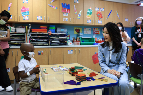 미국을 국빈 방문한 윤석열 대통령의 부인 김건희 여사가 25일(현지시간) 워싱턴DC 국립어린이 병원에서 열린 현대자동차의 ‘호프 온 휠스’ 특별후원 기념행사에 참석해 미술치료실에서 어린이들과 이야기를 나누고 있다.   2023.4.26. 공동취재