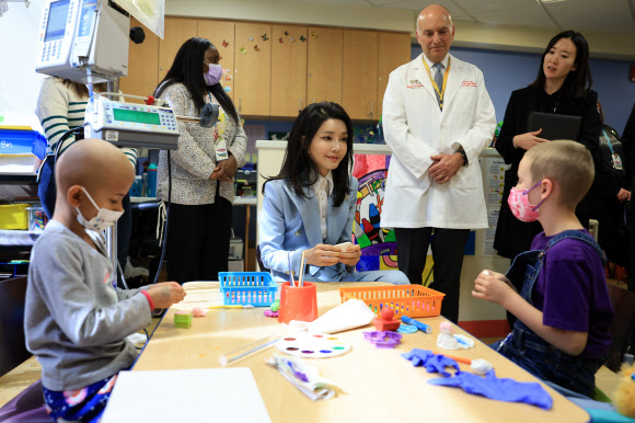 미국을 국빈 방문한 윤석열 대통령의 부인 김건희 여사가 25일(현지시간) 워싱턴DC 국립어린이 병원에서 열린 현대자동차의 ‘호프 온 휠스’ 특별후원 기념행사에 참석해 미술치료실에서 어린이들과 이야기를 나누고 있다.   2023.4.26. 공동취재