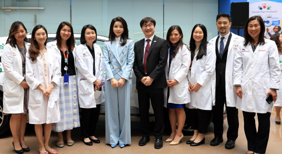 미국을 국빈 방문한 윤석열 대통령의 부인 김건희 여사가 25일(현지시간) 워싱턴DC 국립어린이 병원에서 열린 현대자동차의 ‘호프 온 휠스’ 특별후원 기념행사에 참석해 어린이 병원 한인 의사들과 기념 촬영을 하고 있다.  2023.4.26. 공동취재