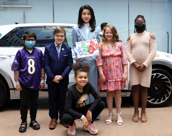 미국을 국빈 방문한 윤석열 대통령의 부인 김건희 여사가 25일(현지시간) 워싱턴DC 국립어린이 병원에서 열린 현대자동차의 ‘호프 온 휠스’ 특별후원 기념행사에 참석해 어린이 홍보대사들과 기념 촬영을 하고 있다.  2023.4.26. 공동취재