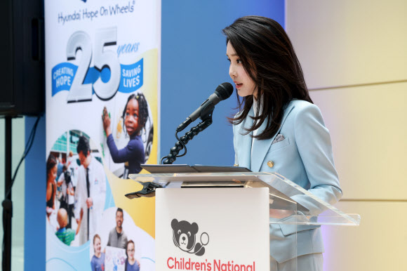 미국을 국빈 방문한 윤석열 대통령의 부인 김건희 여사가 25일(현지시간) 워싱턴DC 국립어린이 병원에서 열린 현대자동차의 ‘호프 온 휠스’ 특별후원 기념행사에 참석해 인사말하고 있다.  2023.4.26. 공동취재