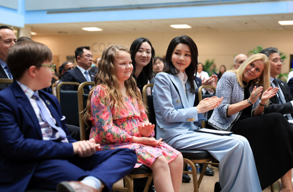 미국을 국빈 방문한 윤석열 대통령의 부인 김건희 여사가 25일(현지시간) 워싱턴DC 국립어린이 병원에서 열린 현대자동차의 ‘호프 온 휠스’ 특별후원 기념행사에 참석해 홍보대사인 올리버 포스터, 레이니 클락 어린이에게 박수를 보내고 있다. 2023.4.26. 공동취재