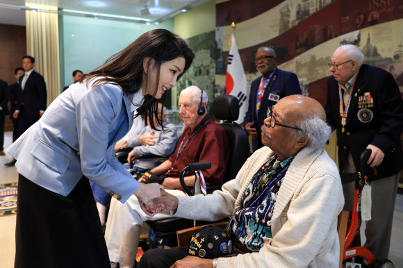 미국을 국빈 방문한 윤석열 대통령의 부인 김건희 여사가 25일(현지시간) 워싱턴DC 미 보훈요양원에서 한국전 참전용사들과 인사하고  있다.  2023.4.26. 공동취재