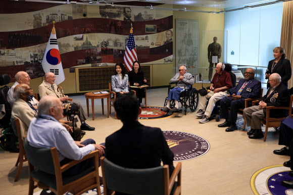 미국을 국빈 방문한 윤석열 대통령의 부인 김건희 여사가 25일(현지시간) 워싱턴DC 미 보훈요양원에서 한국전 참전용사들과 간담회를 하고 있다.  2023.4.26. 공동취재