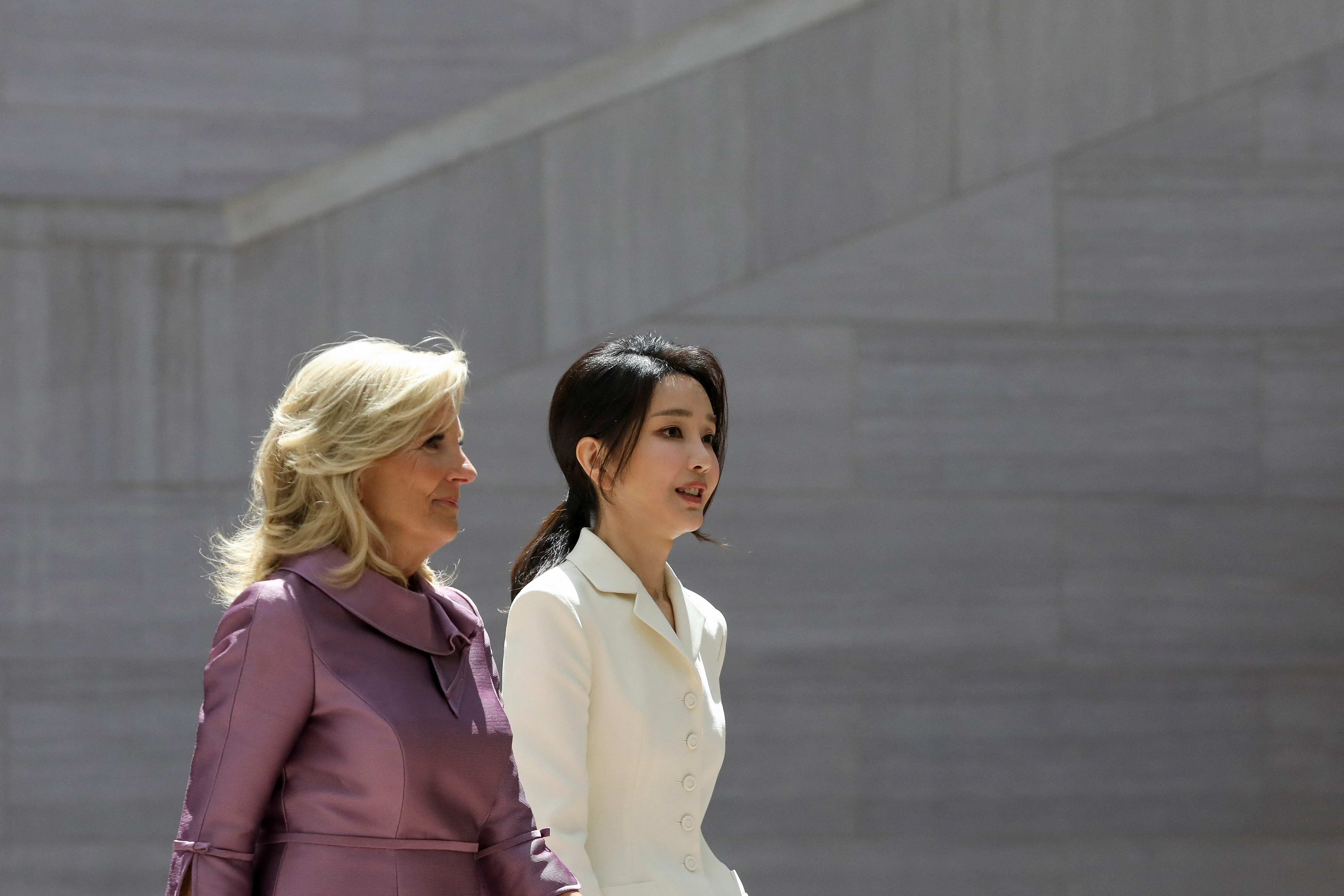 워싱턴DC 백악관 인근의  내셔널 갤러리 오브 아트를 찾은 영부인 김건희 여사와 질 바이든 여사. 로이터 연합뉴스