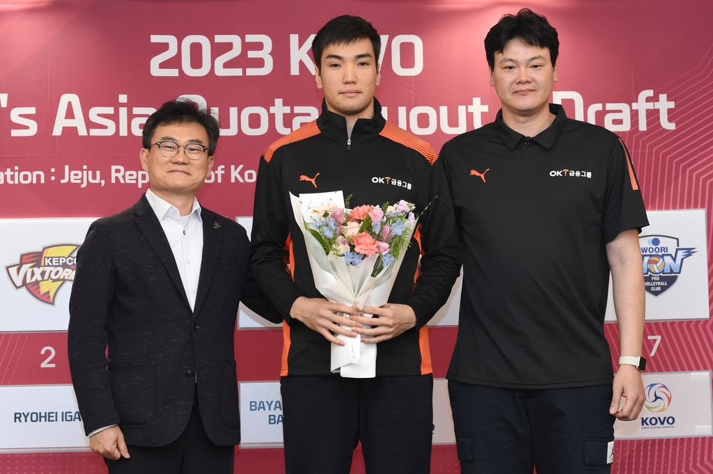 몽골 출신의 바야르사이한(가운데)이 27일 프로배구 V리그 남자부 아시아쿼터 드리프트에서 4순위로 OK금융그룹의 지명을 받고 꽃다발을 들고 서있다.  [KOVO 제공]