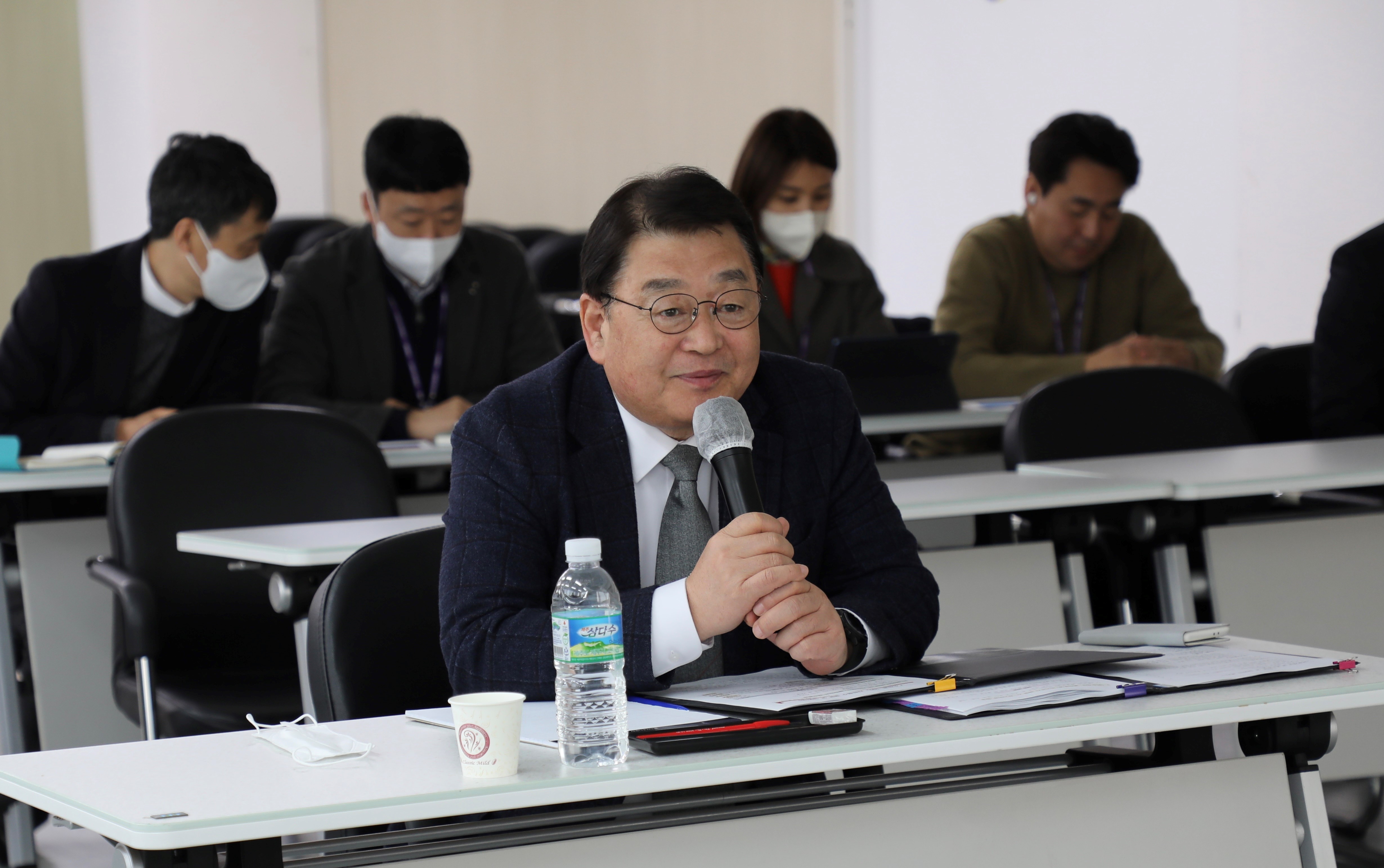 박성효 소상공인시장진흥공단 이사장이 지난 3월 열린 메타버스 소통간담회 ‘소진공100’에서 직원들의 질문에 답하고 있다.