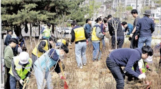 ‘용산 드래곤즈’가 식목일 맞이 나무 심기 봉사활동 했다. 아모레퍼시픽 제공