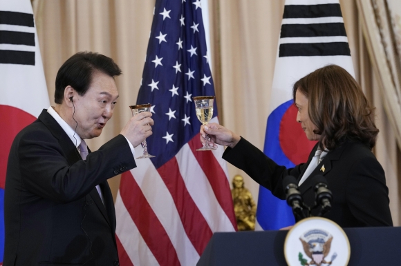 카멀라 해리스 부통령이 주최한 오찬에서 윤석열 대통령이 건배를 하고 있다. AP 연합뉴스