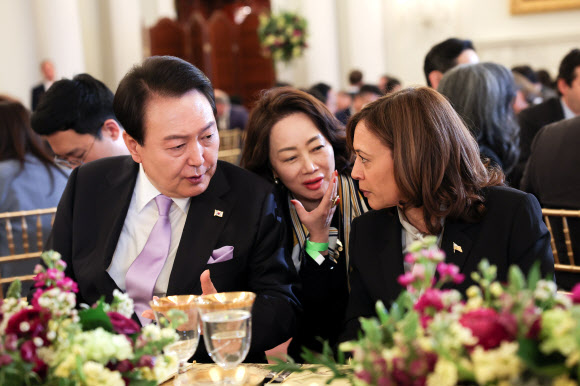 미국을 국빈 방문 중인 윤석열 대통령이 27일(현지시간) 워싱턴DC 국무부 본관 건물에 위치한 ‘벤자민 프랭클린 국빈연회장’에서 열린 국빈 오찬에서 카멀라 해리스 부통령과 대화하고 있다. 2023.4.28. 공동취재