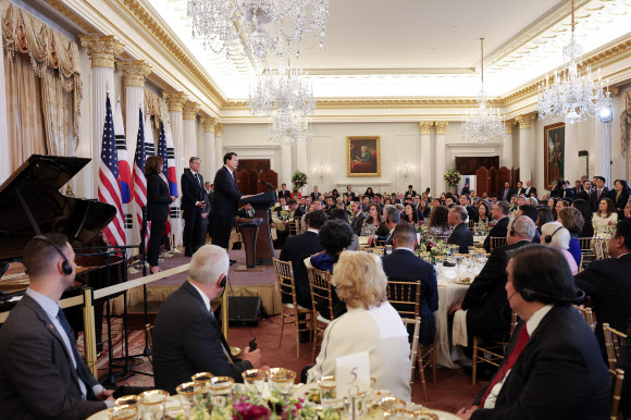 미국을 국빈 방문 중인 윤석열 대통령이 27일(현지시간) 워싱턴DC 국무부 본관 건물에 위치한 ‘벤자민 프랭클린 국빈연회장’에서 열린 국빈 오찬에서 답사하고 있다. 2023.4.28. 공동취재