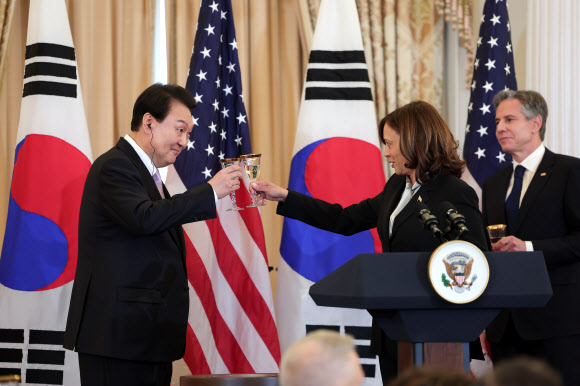 미국을 국빈 방문 중인 윤석열 대통령이 27일(현지시간) 워싱턴DC 국무부 본관 건물에 위치한 ‘벤자민 프랭클린 국빈연회장’에서 열린 국빈 오찬에서 카멀라 해리스 부통령과 건배하고 있다. 2023.4.28. 공동취재