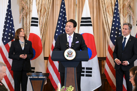 미국을 국빈 방문 중인 윤석열 대통령이 27일(현지시간) 워싱턴DC 국무부 본관 건물에 위치한 ‘벤자민 프랭클린 국빈연회장’에서 열린 국빈 오찬에서 답사하고 있다. 2023.4.28. 공동취재