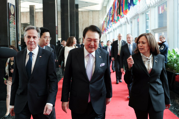 미국을 국빈 방문 중인 윤석열 대통령이 27일(현지시간) 워싱턴DC 미 국무부 본관 건물에 위치한 ‘벤자민 프랭클린 국빈연회장’에서 열린 국빈 오찬에 도착해 카멀라 해리스 미국 부통령(오른쪽), 토니 블링컨 국무장관과 대화하며 걷고 있다.  2023.4.28. 공동취재