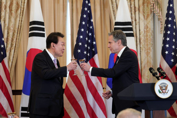 미국을 국빈 방문 중인 윤석열 대통령이 27일(현지시간) 워싱턴DC 미 국무부 본관 건물에 위치한 ‘벤자민 프랭클린 국빈연회장’에서 열린 국빈 오찬에서 토니 블링컨 미 국무장관과 건배하고 있다.  2023.4.28. 공동취재