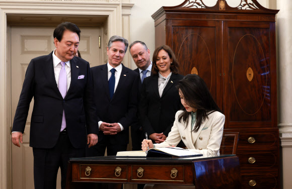 미국을 국빈 방문 중인 윤석열 대통령과 김건희 여사가 27일(현지시간) 워싱턴DC 미 국무부 본관 건물에 위치한 ‘벤자민 프랭클린 국빈연회장’에서 열린 국빈 오찬에서 카멀라 해리스 미국 부통령, 블링컨 국무장관 등이 지켜보는 가운데 방명록을 쓰고 있다. 2023.4.28. 공동취재