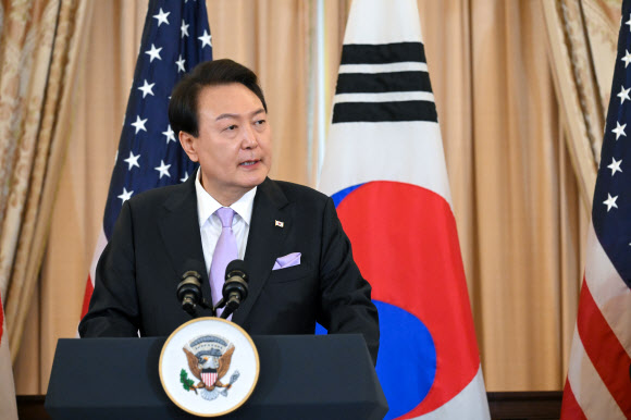 미국을 국빈 방문 중인 윤석열 대통령이 27일(현지시간) 워싱턴DC 국무부 본관 건물에 위치한 ‘벤자민 프랭클린 국빈연회장’에서 열린 국빈 오찬에서 답사하고 있다. 2023.4.28. 공동취재