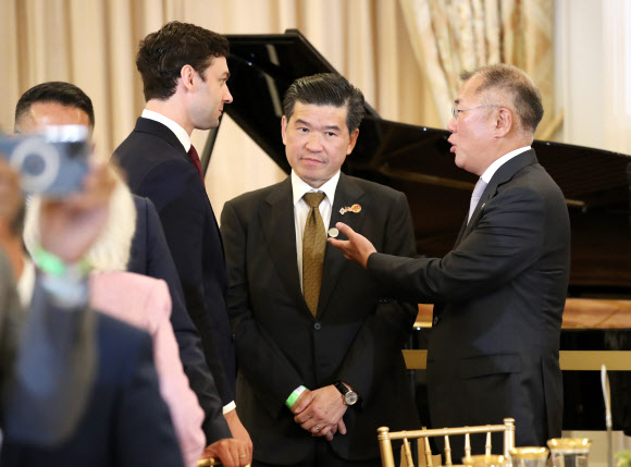 정의선 현대자동차그룹 회장이 27일(현지시간) 워싱턴DC 미 국무부에서 열린 국무장관 주최 국빈오찬에서 제임스 김 주한미국상공회의소 회장(가운데) 등 참석자들과 대화하고 있다. 2023.4.28 연합뉴스
