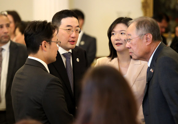 구광모 LG 회장이 27일(현지시간) 워싱턴DC 미 국무부에서 열린 국무장관 주최 국빈오찬에서 류진 풍산 회장(오른쪽) 등 참석자들과 대화하고 있다. 2023.4.28 연합뉴스