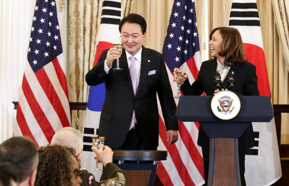 미국을 국빈 방문 중인 윤석열 대통령이 27일(현지시간) 워싱턴DC 미 국무부에서 열린 국빈오찬에서 카멀라 해리스 미국 부통령 등과 건배하고 있다. 2023.4.28. 연합뉴스