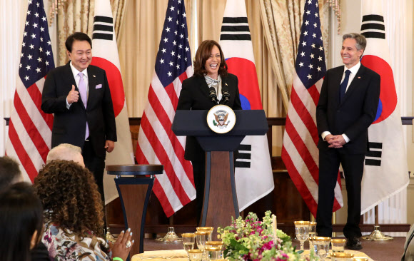 미국을 국빈 방문 중인 윤석열 대통령이 27일(현지시간) 워싱턴DC 미 국무부에서 열린 국빈오찬에서 카멀라 해리스 미국 부통령의 환영사를 듣던 중 엄지손가락을 치켜세우고 있다. 2023.4.28. 연합뉴스