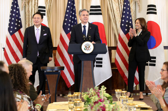 미국을 국빈 방문 중인 윤석열 대통령이 27일(현지시간) 워싱턴DC 미 국무부에서 열린 국빈오찬에서 토니 블링컨 미 국무장관의 환영사를 듣고 있다. 2023.4.28. 연합뉴스