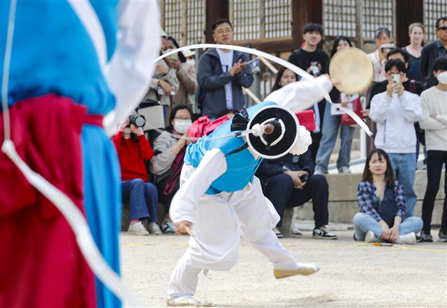 28일 서울 종로구 창경궁 양화당 마당에서 2023년 봄 궁중문화축전 사전행사 창경궁 명칭환원 40주년 기념 궁궐 퍼레이드가 열리고 있다.  28일 개막제를 시작으로 오는 29일 부터 내달 7일 까지 열리는 ‘궁중문화축전’은 경복궁, 창덕궁, 창경궁, 덕수궁, 경희궁 등 서울 소재 5개의 궁궐과 종묘, 사직단에서 펼쳐지는 문화유산 축제이다. 2023.4.28. 뉴스1