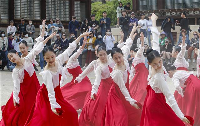 28일 서울 종로구 창경궁 양화당 마당에서 2023년 봄 궁중문화축전 사전행사 창경궁 명칭환원 40주년 기념 궁궐 퍼레이드가 열리고 있다.  28일 개막제를 시작으로 오는 29일 부터 내달 7일 까지 열리는 ‘궁중문화축전’은 경복궁, 창덕궁, 창경궁, 덕수궁, 경희궁 등 서울 소재 5개의 궁궐과 종묘, 사직단에서 펼쳐지는 문화유산 축제이다. 2023.4.28. 뉴스1