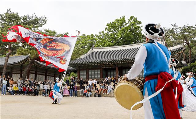 28일 서울 종로구 창경궁 양화당 마당에서 2023년 봄 궁중문화축전 사전행사 창경궁 명칭환원 40주년 기념 궁궐 퍼레이드가 열리고 있다.  28일 개막제를 시작으로 오는 29일 부터 내달 7일 까지 열리는 ‘궁중문화축전’은 경복궁, 창덕궁, 창경궁, 덕수궁, 경희궁 등 서울 소재 5개의 궁궐과 종묘, 사직단에서 펼쳐지는 문화유산 축제이다. 2023.4.28. 뉴스1