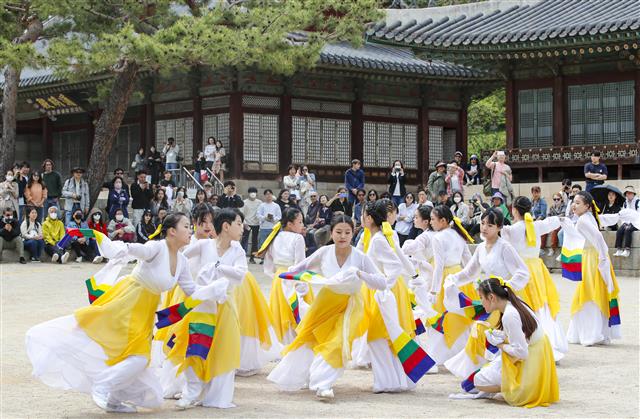28일 서울 종로구 창경궁 양화당 마당에서 2023년 봄 궁중문화축전 사전행사 창경궁 명칭환원 40주년 기념 궁궐 퍼레이드가 열리고 있다.  28일 개막제를 시작으로 오는 29일 부터 내달 7일 까지 열리는 ‘궁중문화축전’은 경복궁, 창덕궁, 창경궁, 덕수궁, 경희궁 등 서울 소재 5개의 궁궐과 종묘, 사직단에서 펼쳐지는 문화유산 축제이다. 2023.4.28. 뉴스1