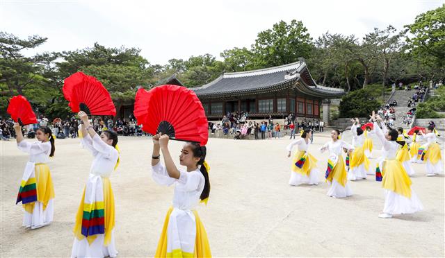 28일 서울 종로구 창경궁 양화당 마당에서 2023년 봄 궁중문화축전 사전행사 창경궁 명칭환원 40주년 기념 궁궐 퍼레이드가 열리고 있다.  28일 개막제를 시작으로 오는 29일 부터 내달 7일 까지 열리는 ‘궁중문화축전’은 경복궁, 창덕궁, 창경궁, 덕수궁, 경희궁 등 서울 소재 5개의 궁궐과 종묘, 사직단에서 펼쳐지는 문화유산 축제이다. 2023.4.28. 뉴스1